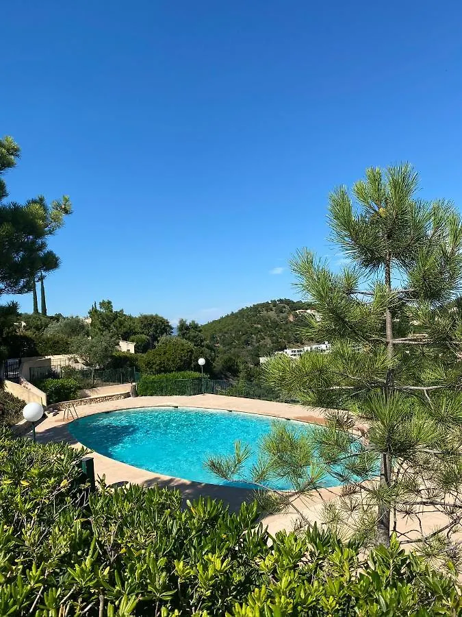 Aux ISSAMBRES Appartement dans résidence avec Piscine Roquebrune-sur Argens 0*,