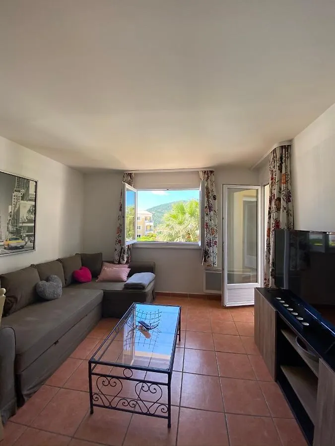 Aux ISSAMBRES Appartement dans résidence avec Piscine Roquebrune-sur Argens