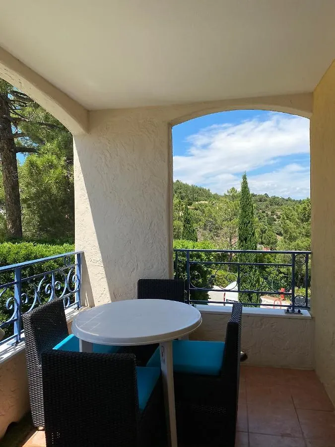 Aux ISSAMBRES Appartement dans résidence avec Piscine Roquebrune-sur Argens